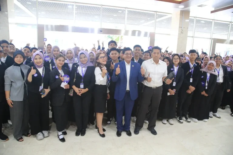 elegasi Festival Pelajar Unggulan ke-4 saat berfoto bersama di depan gedung DPD RI Senayan.