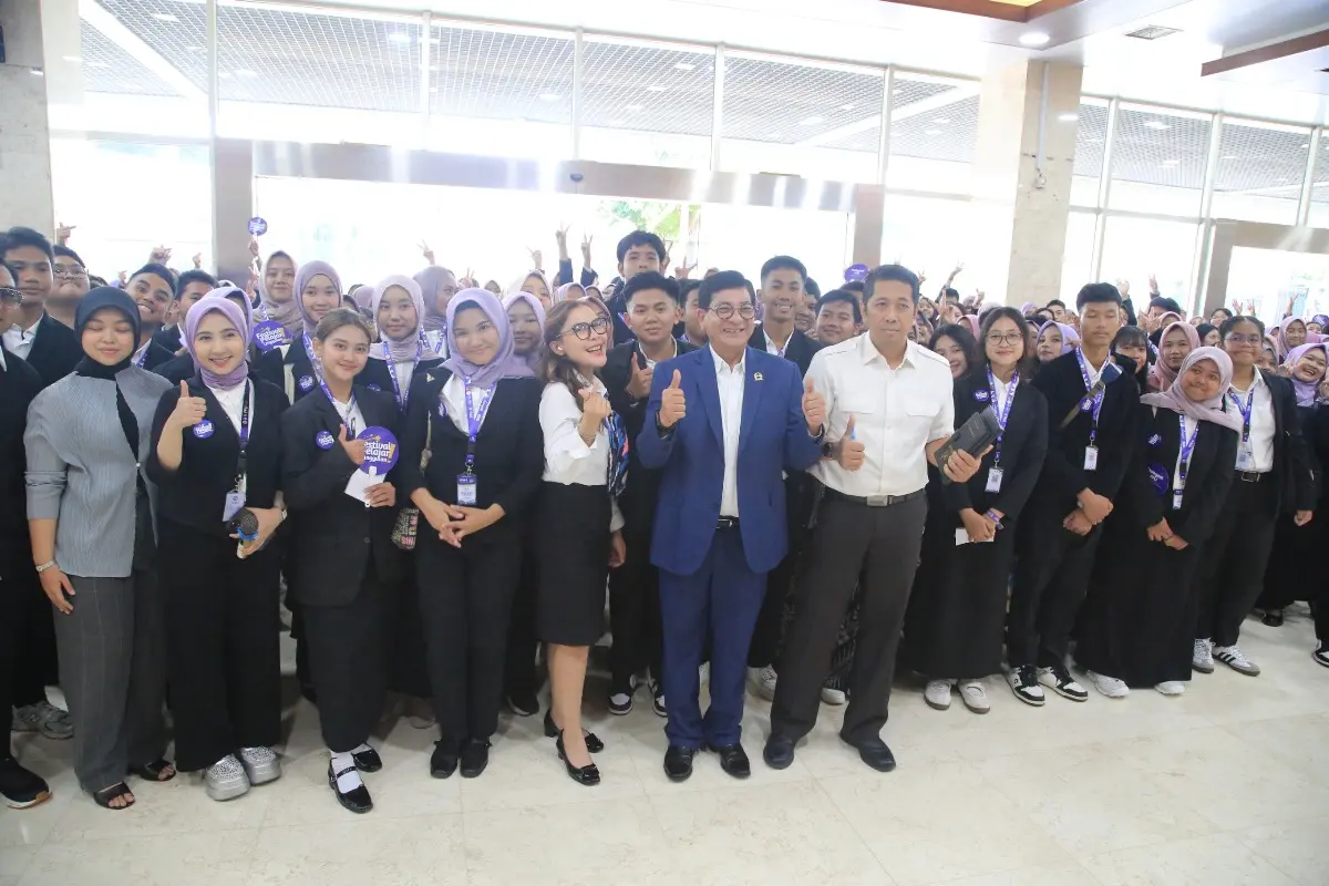 elegasi Festival Pelajar Unggulan ke-4 saat berfoto bersama di depan gedung DPD RI Senayan.