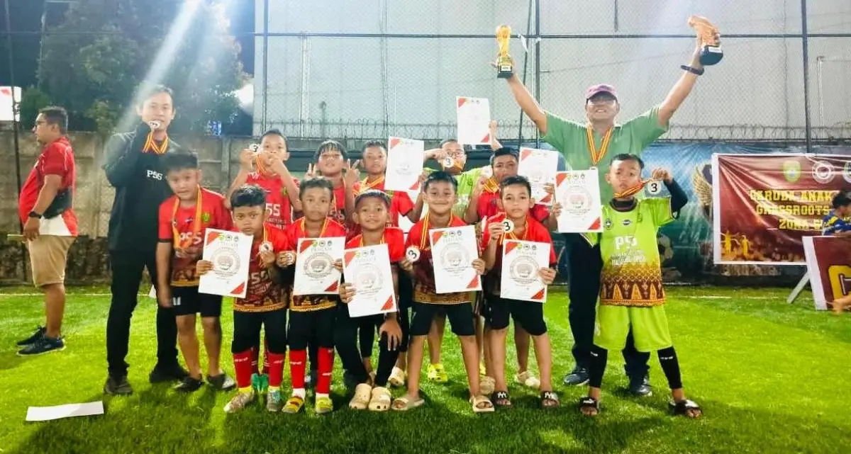 Skuad Palembang Soccer Skills merayakan juara 3 Garuda Anak Indonesia 2026.