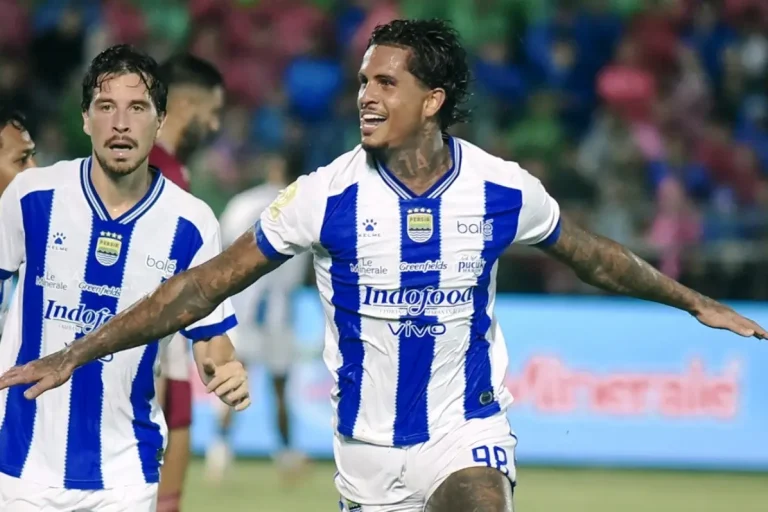 Man of the Match. Ramon De Andrade Souza menjadi pahlawan kemenangan Persib lewat dua gol indahnya di Padang. (BEKISARMEDIA.ID/IG Persib)