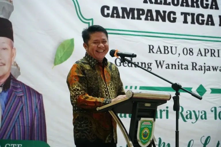 Gubernur Sumsel, Herman Deru, menghadiri Halal Bihalal Keluarga Besar Campang Tiga Family (CTF) yang berlangsung penuh kehangatan di Gedung Wanita Rajawali, Palembang, Rabu, 8 April 2026. (BEKISARMEDIA.ID/REFNI)