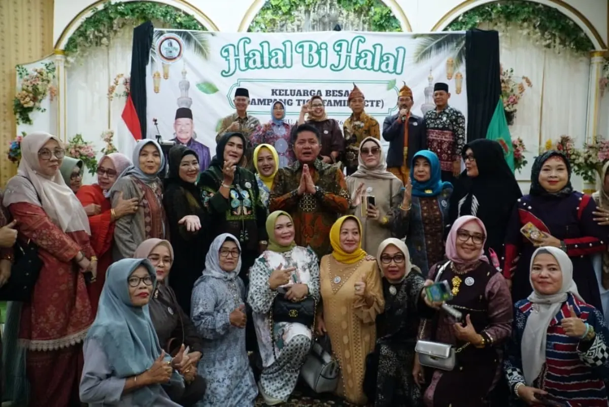 Gubernur Sumsel, Herman Deru, menghadiri Halal Bihalal Keluarga Besar Campang Tiga Family (CTF) yang berlangsung penuh kehangatan di Gedung Wanita Rajawali, Palembang, Rabu, 8 April 2026. (BEKISARMEDIA.ID/REFNI)