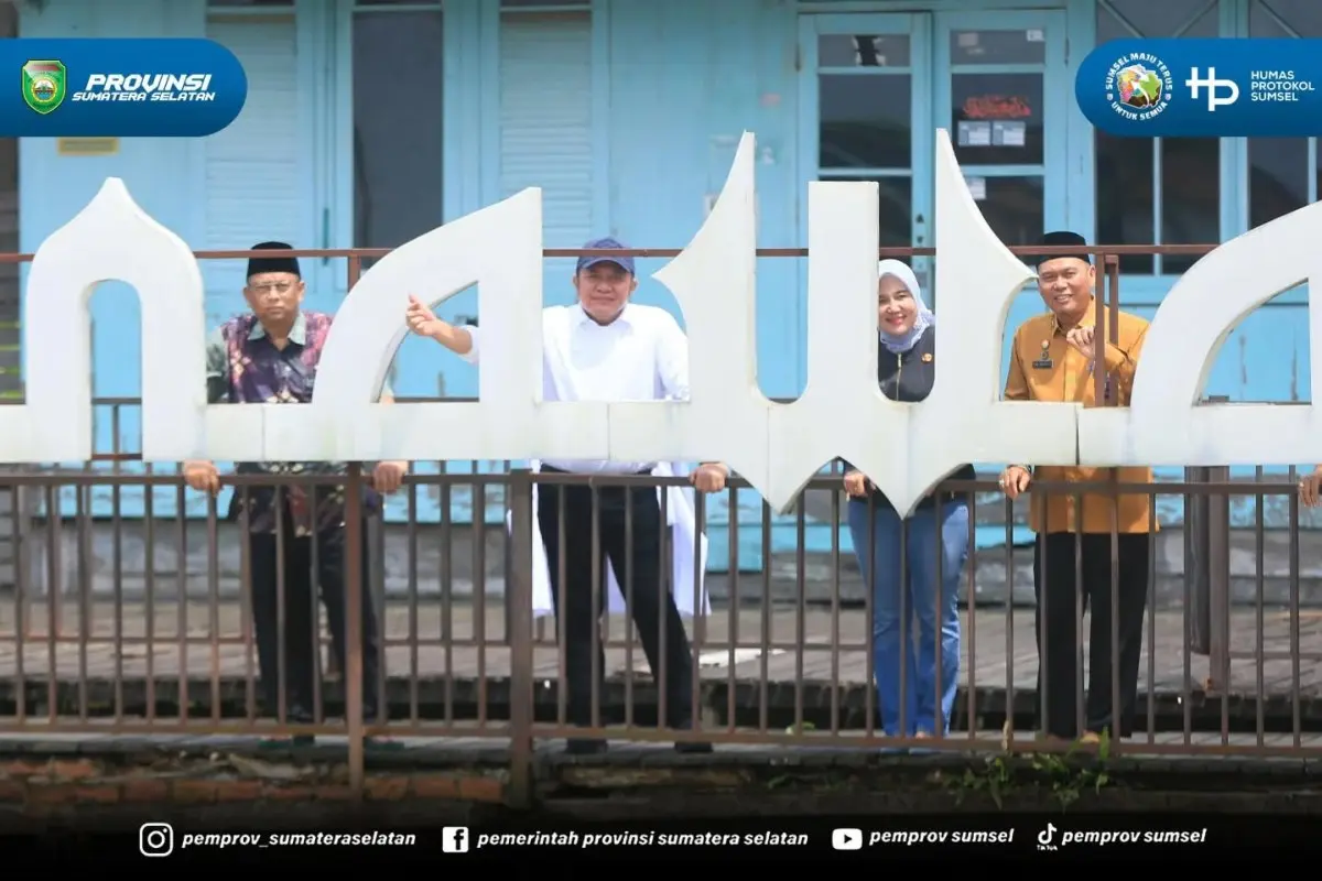 HIDUPKAN WISATA: Gubernur Sumsel, Herman Deru, saat meninjau rencana festival di Kampung Al-Munawar, Palembang. (BEKISARMEDIA.ID/HAIRUDIN)