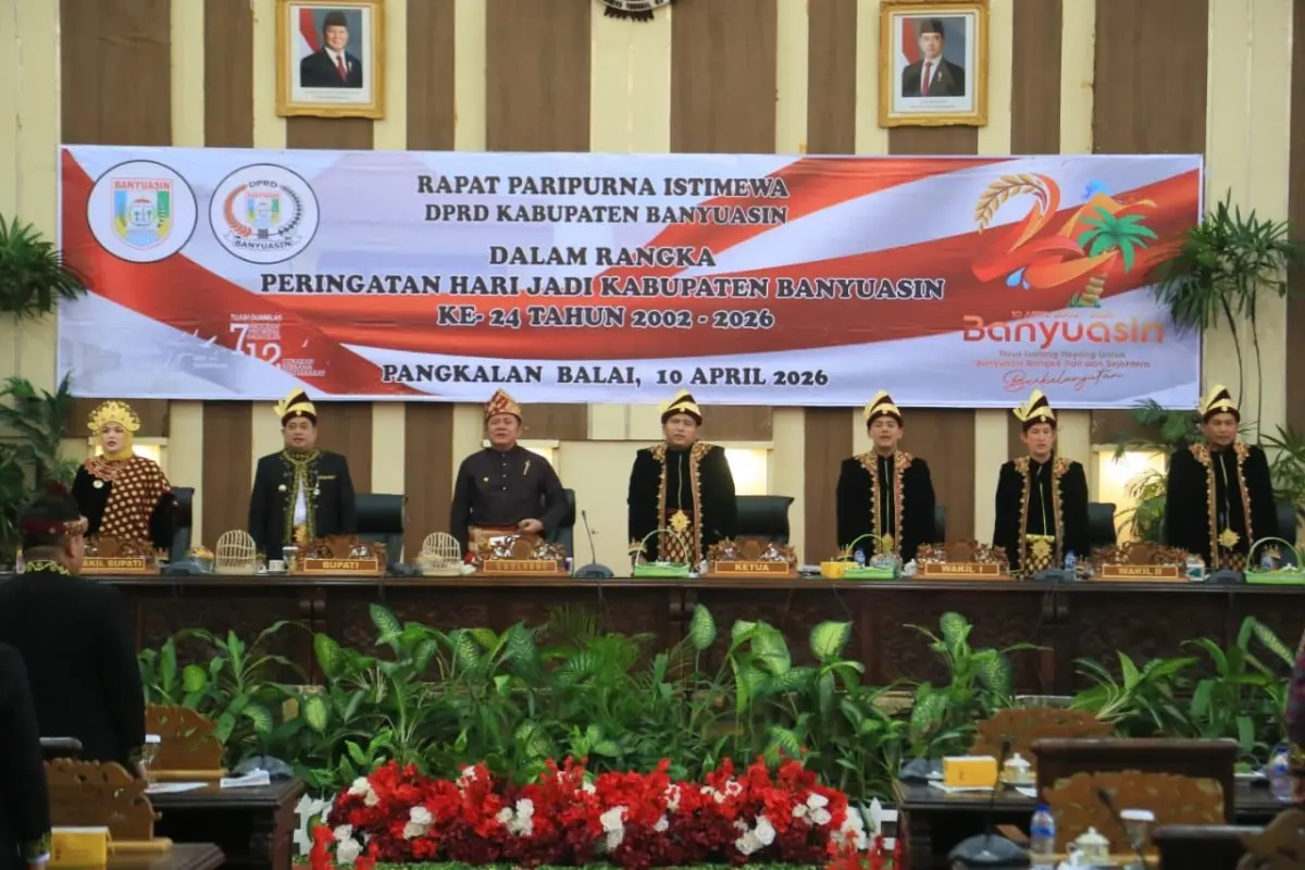 Gubernur Provinsi Sumatra Selatan, Herman Deru, menghadiri Rapat Paripurna Istimewa HUT Kabupaten Banyuasin ke 24, di Gedung RPD Banyuasin, pada hari Jum'at, tanggal 10 April 2026. (BEKISARMEDIA.ID/HAIRUDIN)