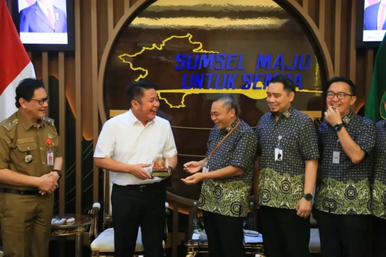 Gubernur Sumsel, Herman Deru, menerima audiensi BPJS Kesehatan Wilayah III untuk membahas peningkatan pelayanan masyarakat. (BEKISARMEDIA.ID/HAIRUDIN) Gubernur Sumsel, Herman Deru, menerima audiensi BPJS Kesehatan Wilayah III untuk membahas peningkatan pelayanan masyarakat. (BEKISARMEDIA.ID/HAIRUDIN)