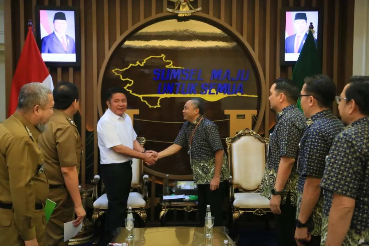 Gubernur Sumsel, Herman Deru menerima audiensi Deputi Direksi BPJS Kesehatan Kedeputian Wilayah III, Anurman Muda, beserta jajaran, di ruang tamu Gubernur Sumsel, hari Selasa, tanggal 31 Maret 2026. (BEKISARMEDIA.ID/HAIRUDIN)