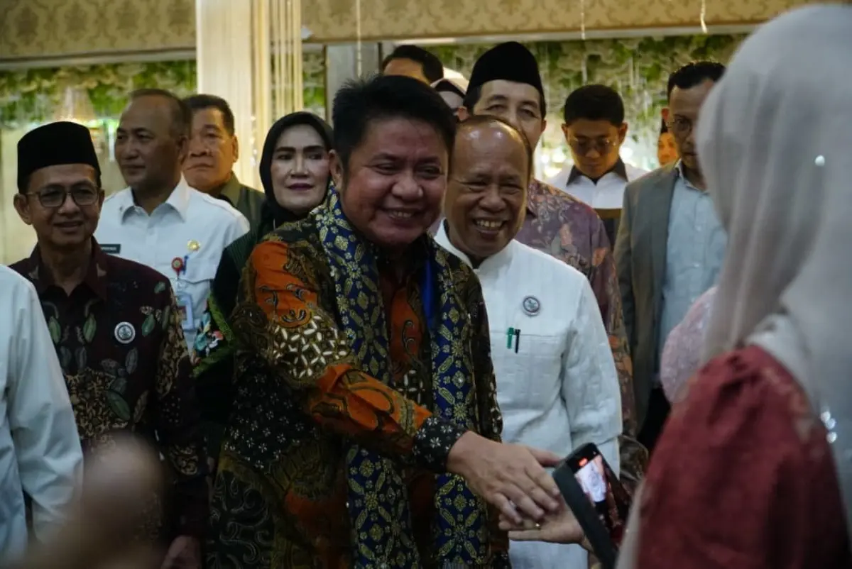 Gubernur Sumsel, Herman Deru, menghadiri Halal Bihalal Keluarga Besar Campang Tiga Family (CTF) yang berlangsung penuh kehangatan di Gedung Wanita Rajawali, Palembang, Rabu, 8 April 2026. (BEKISARMEDIA.ID/REFNI)