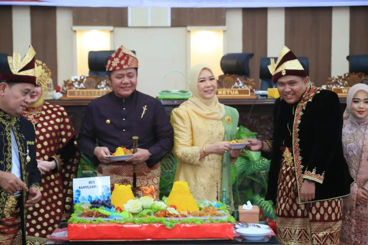 Gubernur Provinsi Sumatra Selatan, Herman Deru, menghadiri Rapat Paripurna Istimewa HUT Kabupaten Banyuasin ke 24, di Gedung RPD Banyuasin, pada hari Jum'at, tanggal 10 April 2026. (BEKISARMEDIA.ID/HAIRUDIN)
