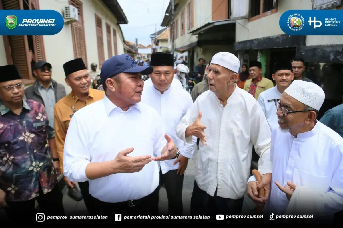 HIDUPKAN WISATA: Gubernur Sumsel, Herman Deru, saat meninjau rencana festival di Kampung Al-Munawar, Palembang. (BEKISARMEDIA.ID/HAIRUDIN)