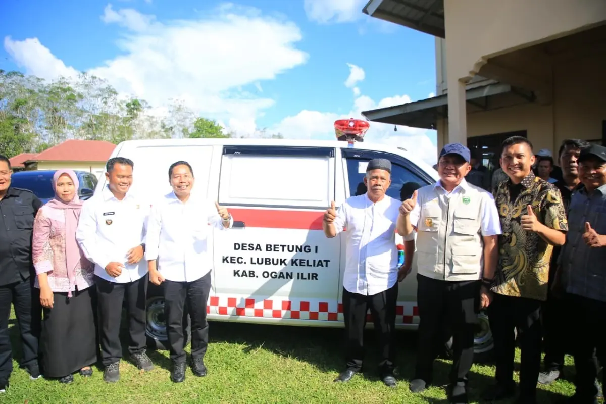 Gubernur Sumsel, Herman Deru, foto bersama saat menghadiri penyerahan bantuan ambulans dari PT BPOP untuk warga Desa Betung 1, Kecamatan Lubuk Keliat, Kabupaten Ogan Ilir, Kamis,, 23 April 2026. (BEKISARMEDIA.ID/HAIRUDIN)