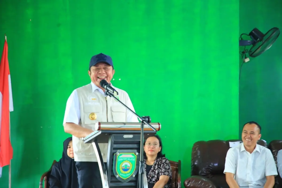 Gubernur Sumsel, Herman Deru saat menghadiri penyerahan bantuan ambulans dari PT BPOP untuk warga Desa Betung 1, Kecamatan Lubuk Keliat, Kabupaten Ogan Ilir, Kamis,, 23 April 2026. (BEKISARMEDIA.ID/HAIRUDIN)