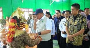 Gubernur Sumsel, Herman Deru saat menghadiri penyerahan bantuan ambulans dari PT BPOP untuk warga Desa Betung 1, Kecamatan Lubuk Keliat, Kabupaten Ogan Ilir, Kamis,, 23 April 2026. (BEKISARMEDIA.ID/HAIRUDIN)