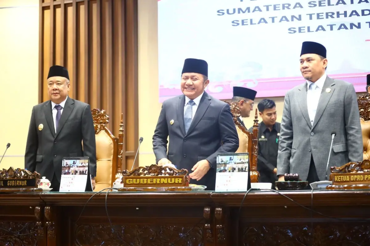 Gubernur Sumsel, Herman Deru, saat menghadiri rapat paripurna rekomendasi LKPJ 2025 di DPRD Sumsel. (BEKISARMEDIA.ID/HAIRUDIN)