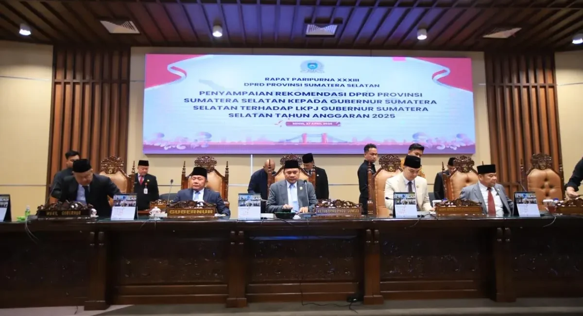 Gubernur Sumsel, Herman Deru, saat menghadiri rapat paripurna rekomendasi LKPJ 2025 di DPRD Sumsel. (BEKISARMEDIA.ID/HAIRUDIN)