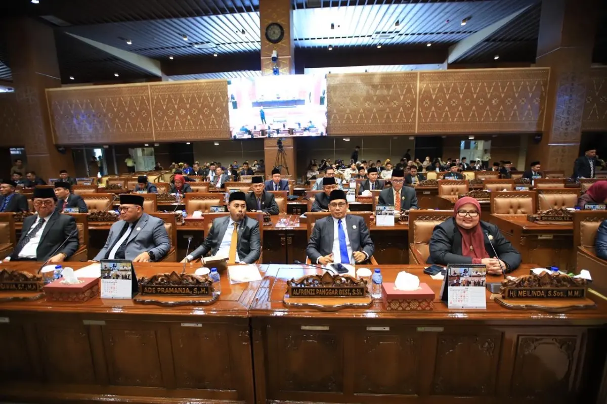 Gubernur Sumsel, Herman Deru, saat menghadiri rapat paripurna rekomendasi LKPJ 2025 di DPRD Sumsel. (BEKISARMEDIA.ID/HAIRUDIN)