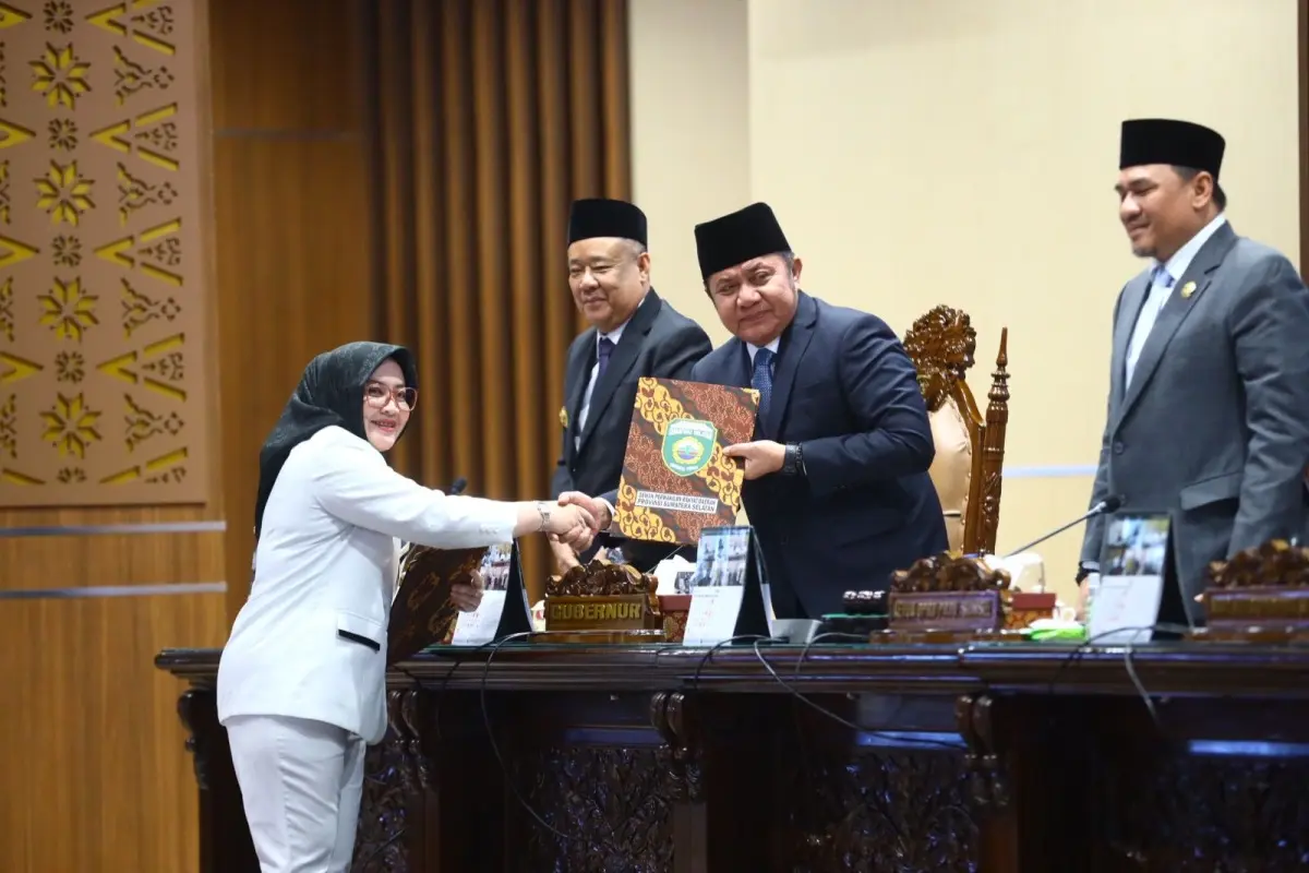 Gubernur Sumsel, Herman Deru, saat menghadiri rapat paripurna rekomendasi LKPJ 2025 di DPRD Sumsel. (BEKISARMEDIA.ID/HAIRUDIN)