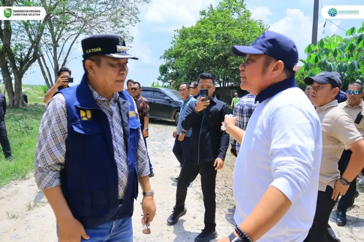 Gubernur Sumsel, Herman Deru, turun langsung ke lokasi di Kecamatan Keluang, Musi Banyuasin, untuk melihat sisa-sisa amukan api yang sempat menghanguskan kendaraan hingga warung warga tersebut. (BEKISARMEDIA.ID/HAIRUDIN)