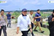 Gubernur Sumsel, Herman Deru, turun langsung ke lokasi di Kecamatan Keluang, Musi Banyuasin, untuk melihat sisa-sisa amukan api yang sempat menghanguskan kendaraan hingga warung warga tersebut. (BEKISARMEDIA.ID/HAIRUDIN)