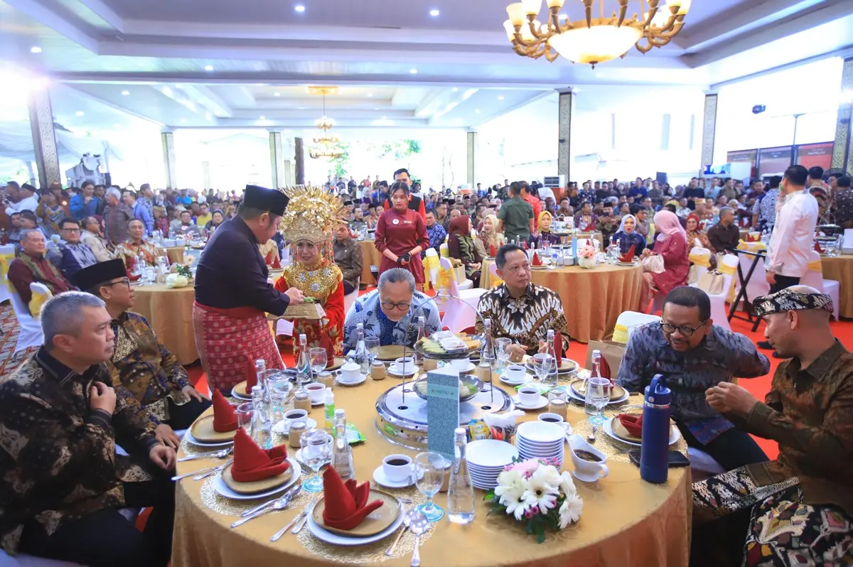 Menteri, Pimpinan Lembaga Tinggi Negara, Gubernur, hingga Tokoh Bisnis asal provinsi yang tergabung di wilayah Sumatra Bagian Selatan, berkumpul dalam acara halalbihalal di Griya Agung, Palembang, pada hari Sabtu, tanggal 25 April 2026.