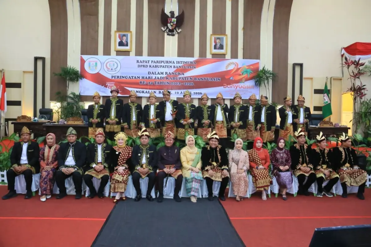 Gubernur Provinsi Sumatra Selatan, Herman Deru, menghadiri Rapat Paripurna Istimewa HUT Kabupaten Banyuasin ke 24, di Gedung RPD Banyuasin, pada hari Jum'at, tanggal 10 April 2026. (BEKISARMEDIA.ID/HAIRUDIN)