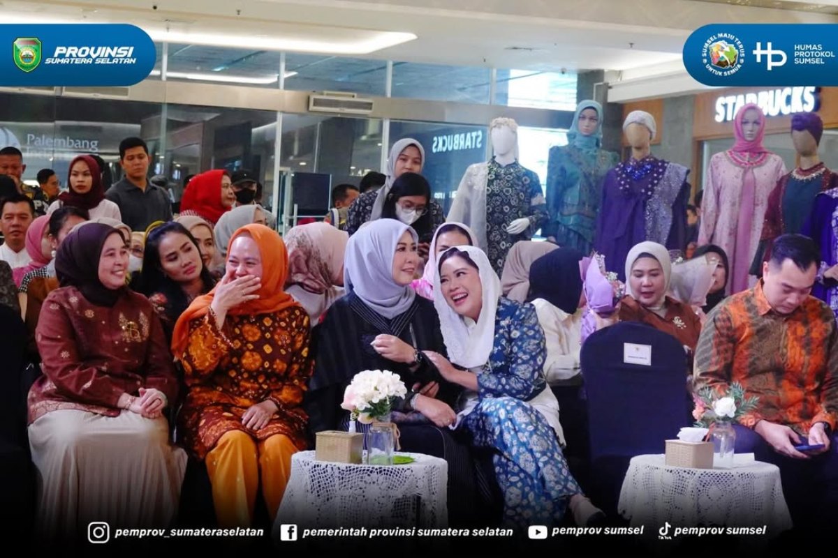 Cari Baju Lebaran? Intip Koleksi Modest Wear dan Tas Lakuer Pilihan Hj. Febrita Lustia di Palembang Indah Mall 1 Hj. Febrita Lustia saat acara Kriya Sriwijaya Raya Fashion di Palembang Indah Mall.