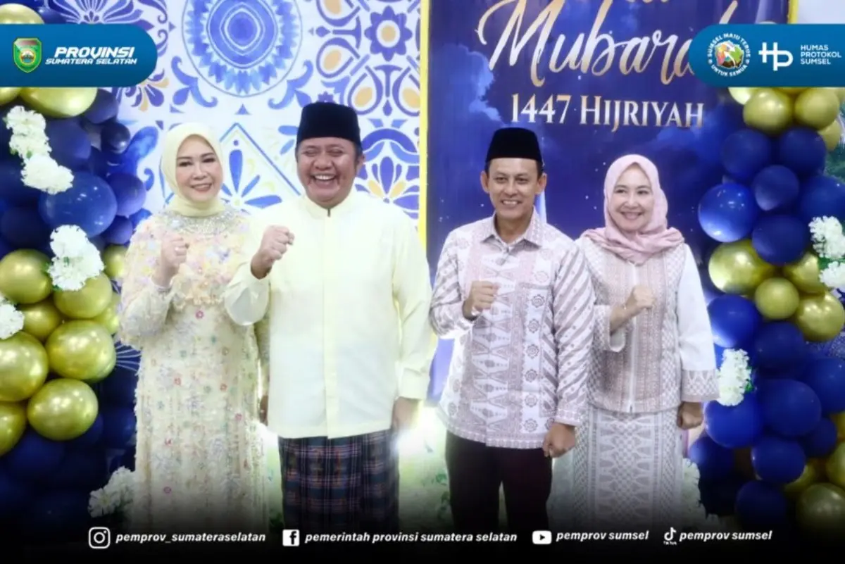 Pake Bus Rombongan! Intip Keseruan Bupati dan Walikota se-Sumsel Serbu Open House Herman Deru di Griya Agung 3 Gubernur Sumsel Herman Deru dan para kepala daerah saat open house hari kedua Idulfitri 1447 H.