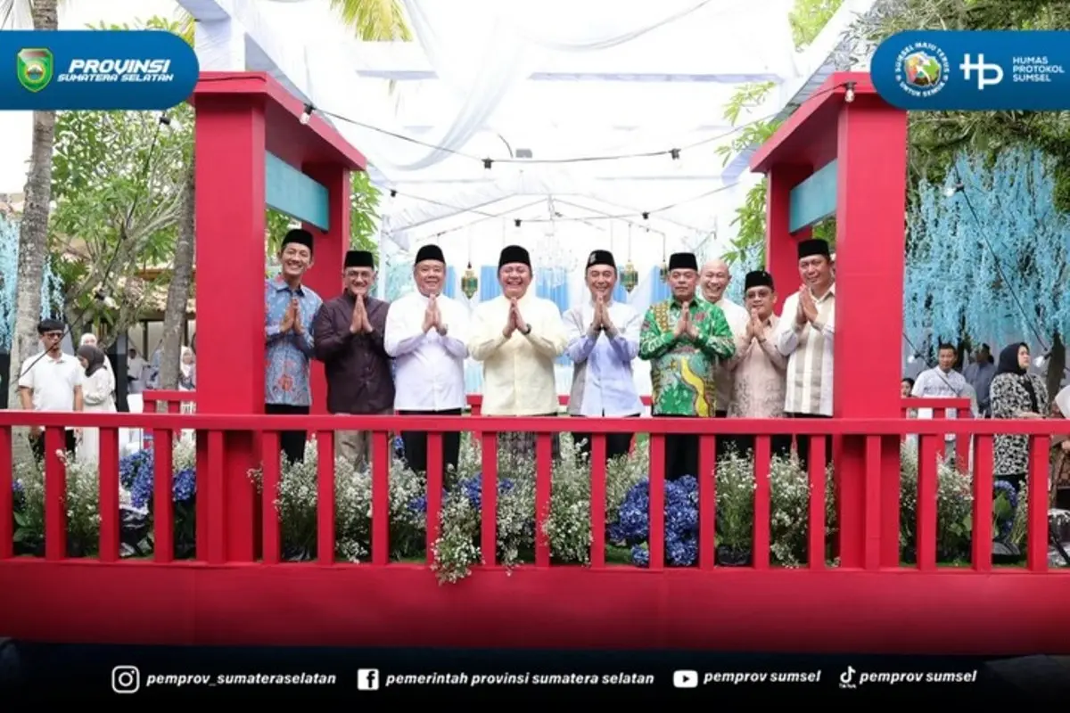 Pake Bus Rombongan! Intip Keseruan Bupati dan Walikota se-Sumsel Serbu Open House Herman Deru di Griya Agung 4 Gubernur Sumsel Herman Deru dan para kepala daerah saat open house hari kedua Idulfitri 1447 H.