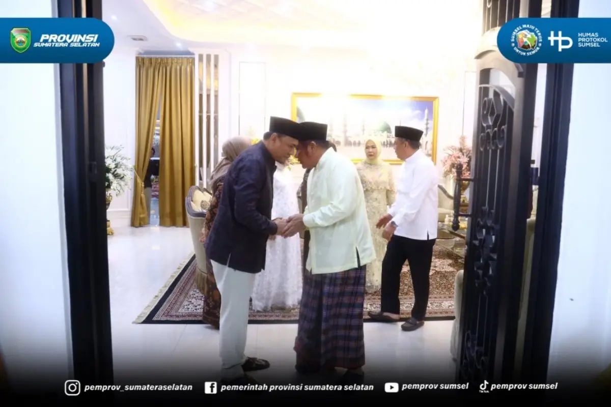 Pake Bus Rombongan! Intip Keseruan Bupati dan Walikota se-Sumsel Serbu Open House Herman Deru di Griya Agung 2 Gubernur Sumsel Herman Deru dan para kepala daerah saat open house hari kedua Idulfitri 1447 H.