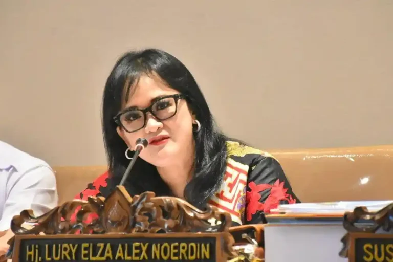 Hj. Lury Alex Noerdin, Anggota DPRD Sumsel.