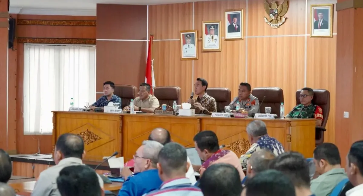 Bupati Kabupaten OKI, H. Muchendi Mahzareki, mediasi sengketa lahan warga Tebing Suluh vs PT BCP di Setda OKI.