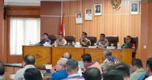 Bupati Kabupaten OKI, H. Muchendi Mahzareki, mediasi sengketa lahan warga Tebing Suluh vs PT BCP di Setda OKI.