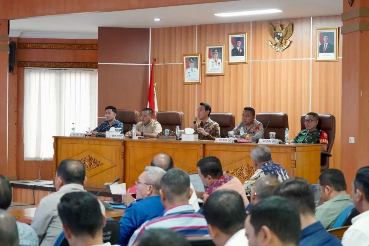 Bupati Kabupaten OKI, H. Muchendi Mahzareki, mediasi sengketa lahan warga Tebing Suluh vs PT BCP di Setda OKI.