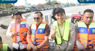 Sekretaris Daerah (Sekda) Provinsi Sumsel, Edward Candra, hadir langsung menyaksikan arak-arakan budaya ini di pelataran Pantai Love, tepian Sungai Komering, Senin, 23 Maret 2026. (BEKISARMEDIA.ID/HAIRUDIN)