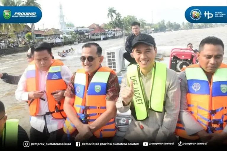 Sekretaris Daerah (Sekda) Provinsi Sumsel, Edward Candra, hadir langsung menyaksikan arak-arakan budaya ini di pelataran Pantai Love, tepian Sungai Komering, Senin, 23 Maret 2026. (BEKISARMEDIA.ID/HAIRUDIN)