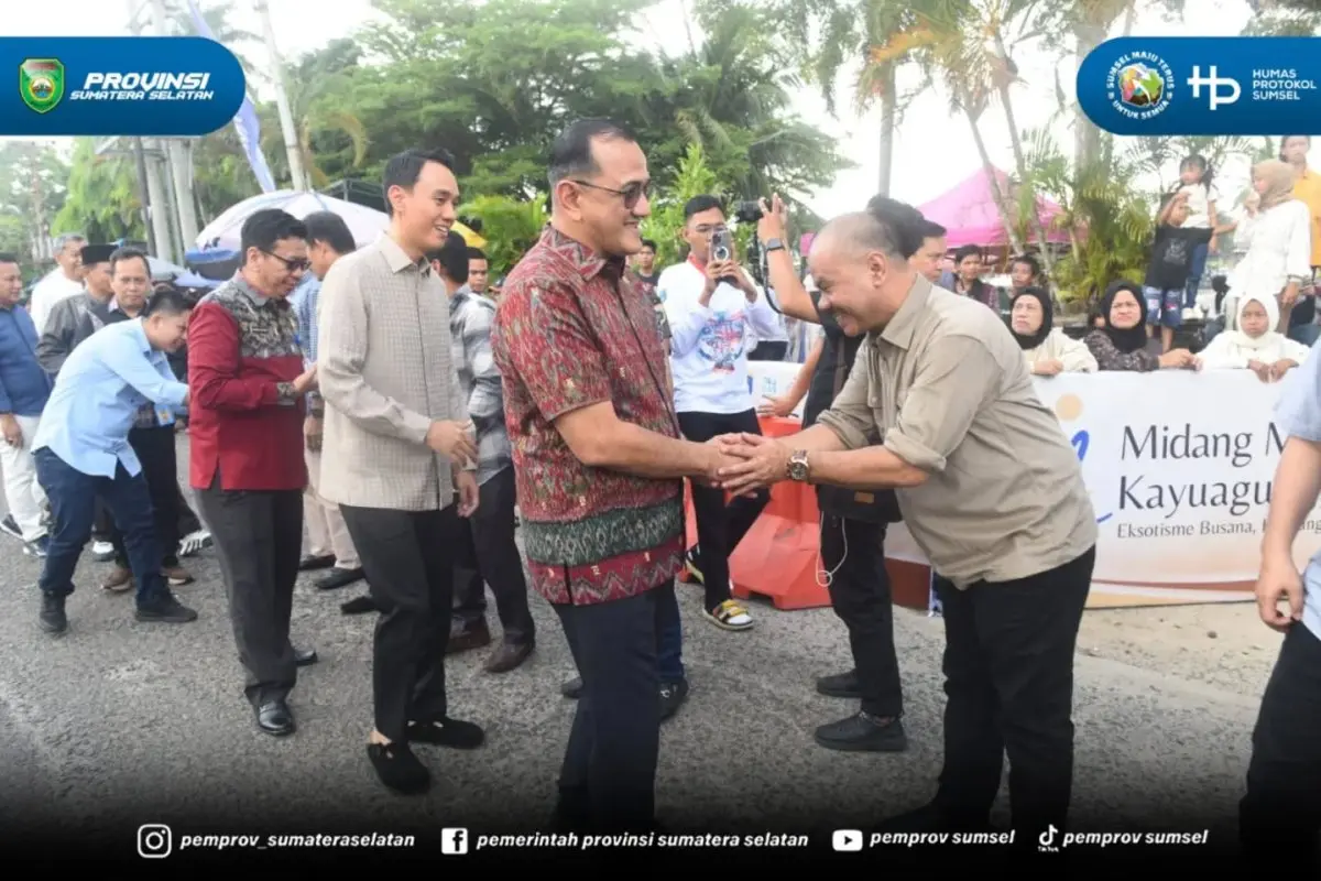 Sekretaris Daerah (Sekda) Provinsi Sumsel, Edward Candra, hadir langsung menyaksikan arak-arakan budaya ini di pelataran Pantai Love, tepian Sungai Komering, Senin, 23 Maret 2026. (BEKISARMEDIA.ID/HAIRUDIN)