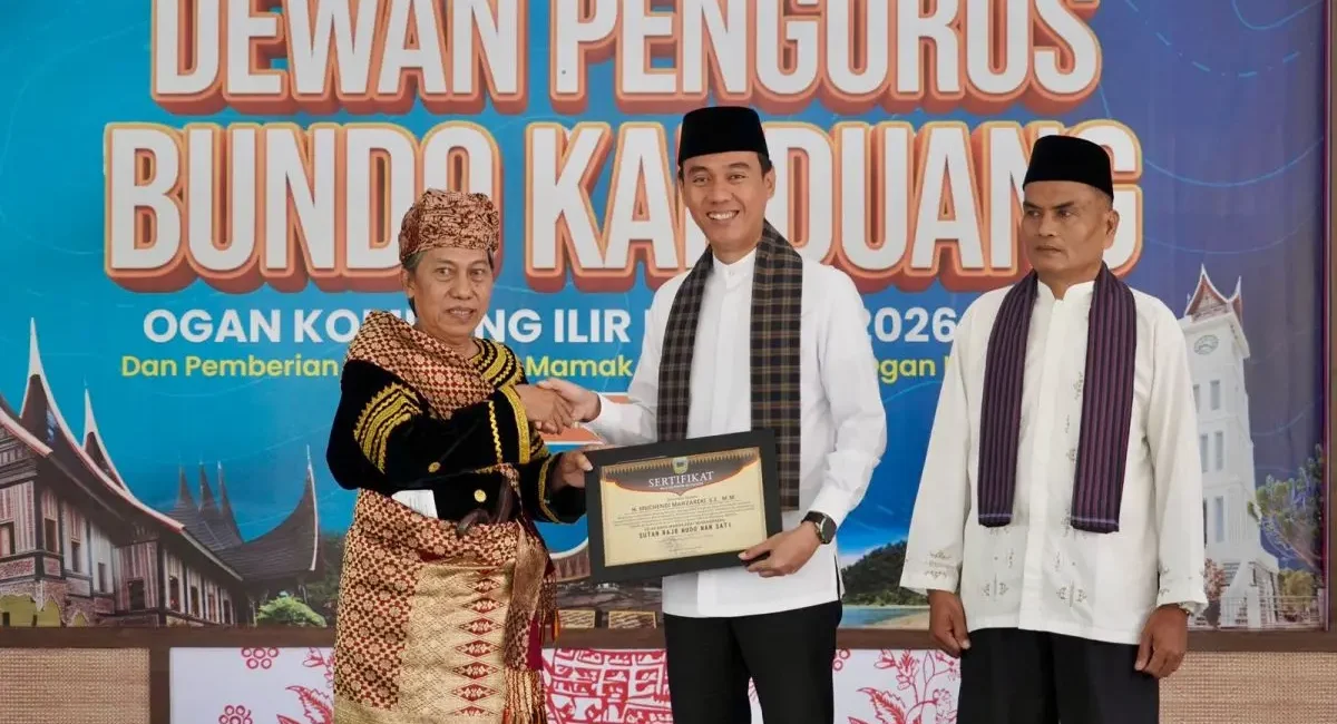 Bupati Kabupaten OKI, H. Muchendi Mahzareki, saat menerima gelar adat Sutan Rajo Mudo Nan Sati di Pendopo OKI.