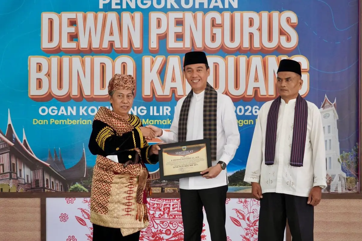 Bupati Kabupaten OKI, H. Muchendi Mahzareki, saat menerima gelar adat Sutan Rajo Mudo Nan Sati di Pendopo OKI.