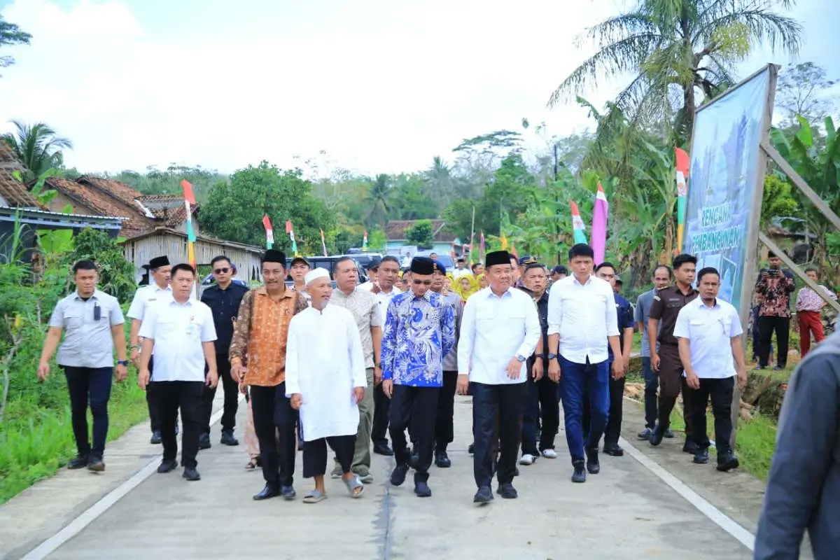 Wakil Gubernur (Wagub) Sumsel, Cik Ujang, mendatangi Desa Mekar Jaya, Kecamatan Belitang Madang Raya, Kabupaten Ogan Komering Ulu (OKU) Timur, dalam rangka peresmian pembangunan ulang Masjid Baitul Huda resmi dimulai, pada hari Rabu, tanggal 1 April 2026. (BEKISARMEDIA.ID/REFNI)