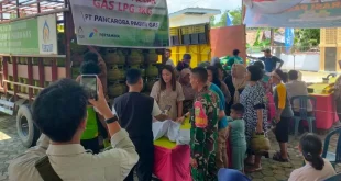 Warga Batanghari Leko mengantre paket sembako murah dalam operasi pasar Pemkab Muba.