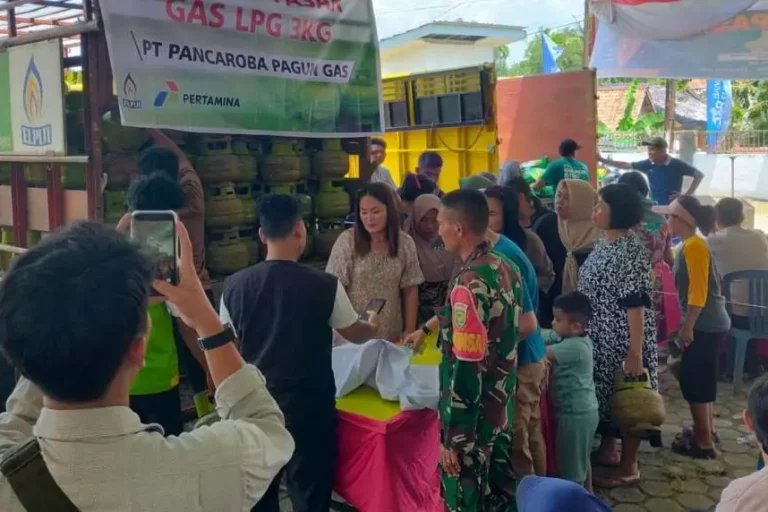 pasar-murah-sembako-batanghari-leko-muba Warga Batanghari Leko mengantre paket sembako murah dalam operasi pasar Pemkab Muba.