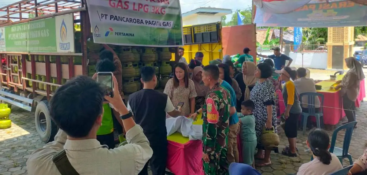 Warga Batanghari Leko mengantre paket sembako murah dalam operasi pasar Pemkab Muba.