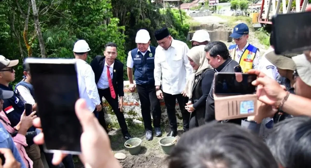 Gubernur Sumsel Herman Deru saat peletakan batu pertama Jembatan Air Lawai B Lahat.