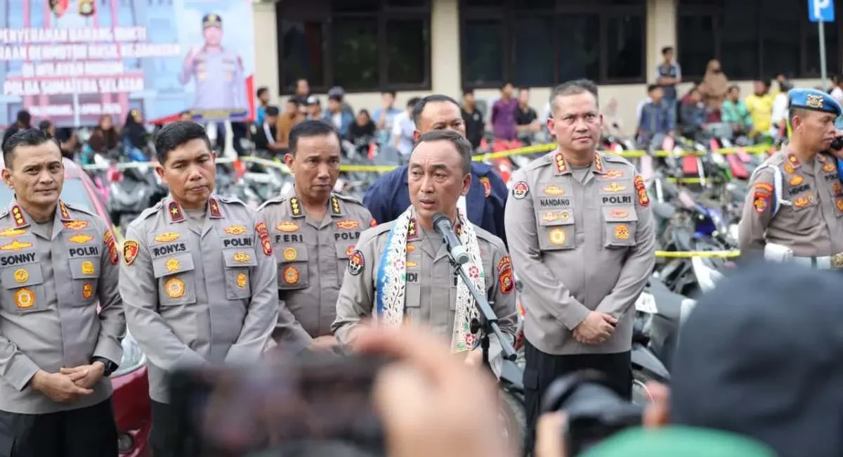 Kapolda Sumsel, Irjen. Pol. Shandi Nugroho, memimpin kegiatan penyerahan kunci motor kepada korban curanmor di Palembang. (BEKISARMEDIA.ID/HAIRUDIN)