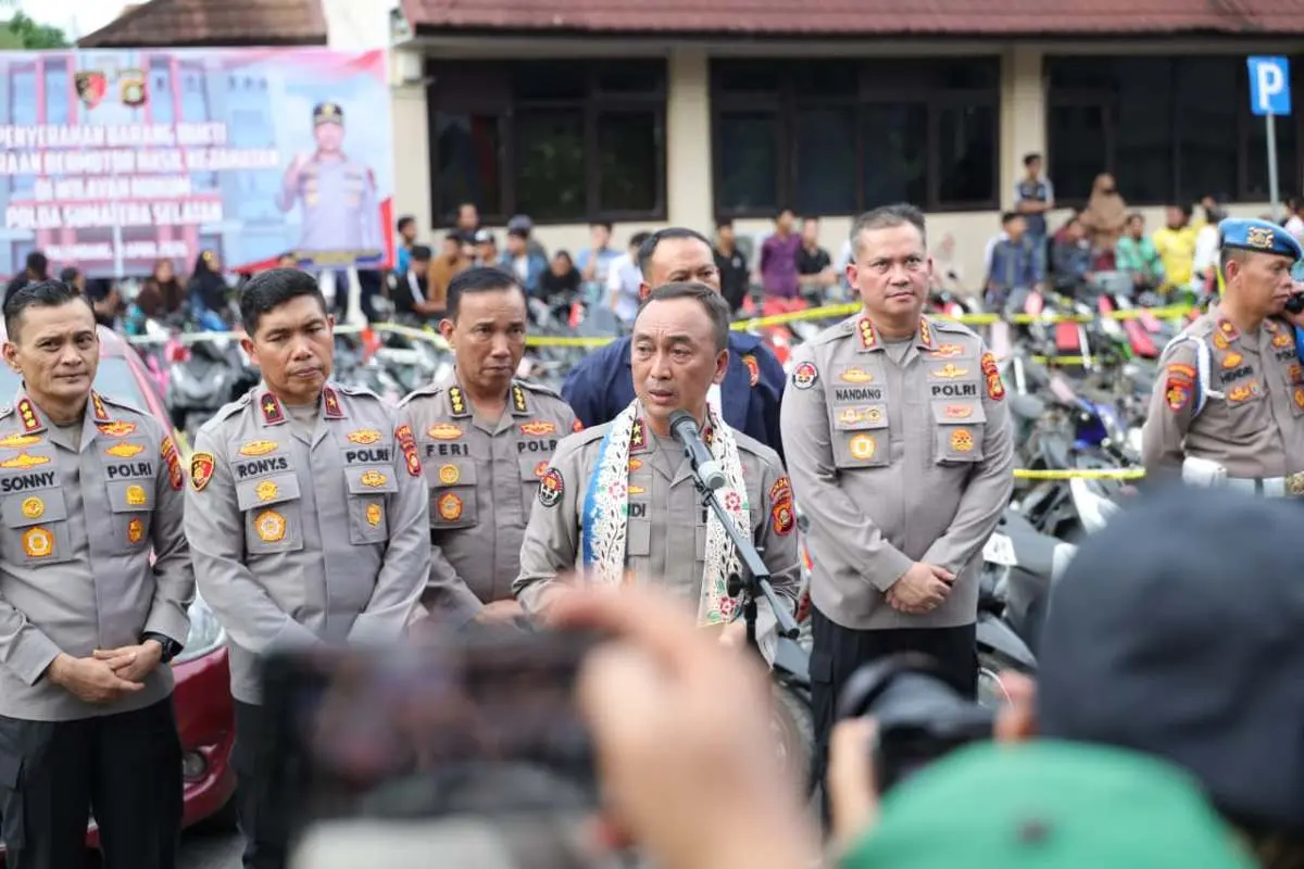Kapolda Sumsel, Irjen. Pol. Shandi Nugroho, memimpin kegiatan penyerahan kunci motor kepada korban curanmor di Palembang. (BEKISARMEDIA.ID/HAIRUDIN)