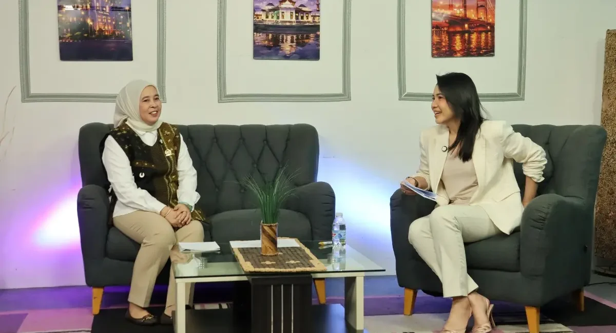 Ketua PMI Palembang, Dewi Sastrani, saat menjadi narasumber di program Halo Palembang di sebuah stasiun televisi di Kota Palembang, hari Senin, tanggal 6 April 2026. (BEKISARMEDIA.ID/HAIRUDIN)