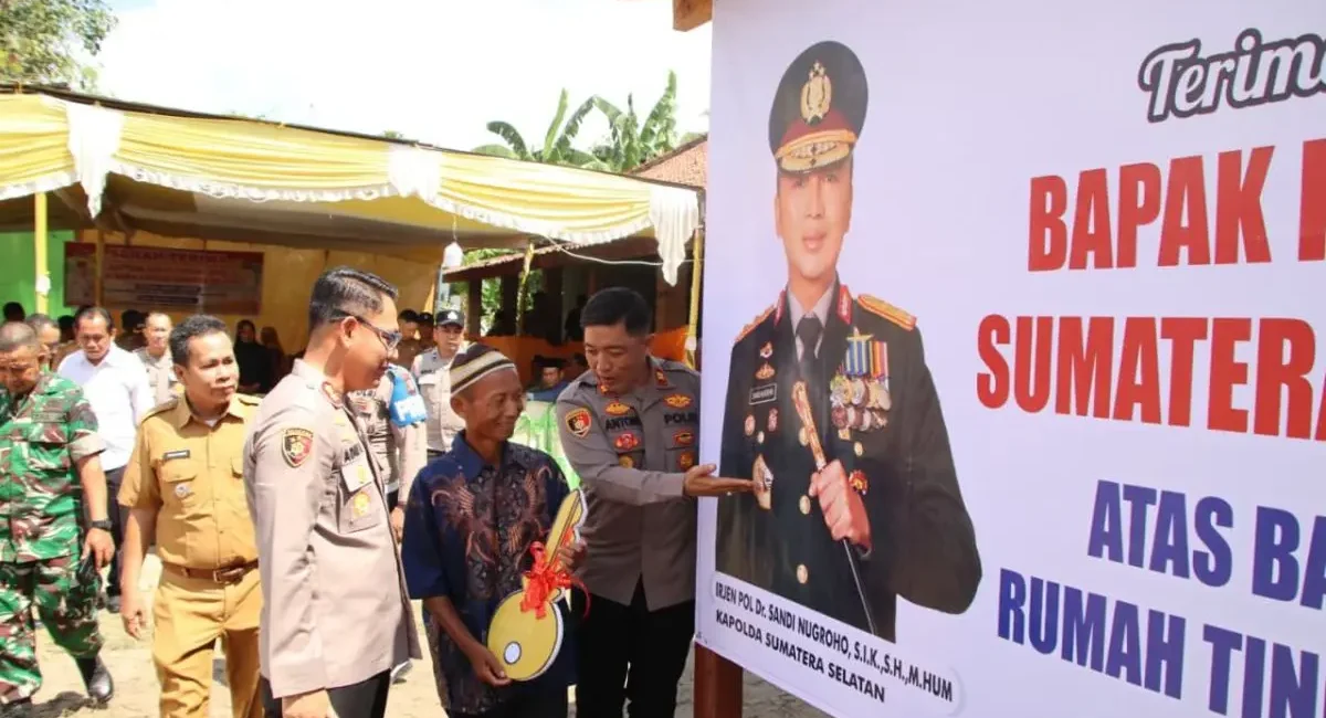 Penyerahan kunci rumah baru dari Polda Sumsel untuk lansia di OKU Timur