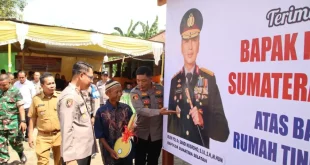 Penyerahan kunci rumah baru dari Polda Sumsel untuk lansia di OKU Timur