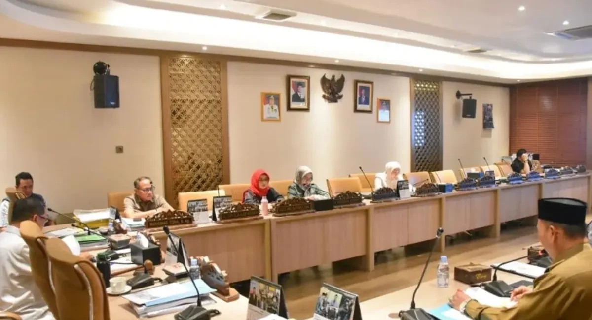 Suasana rapat kerja Komisi V DPRD Sumsel bersama Biro Kesra membahas LKPJ Gubernur 2025.