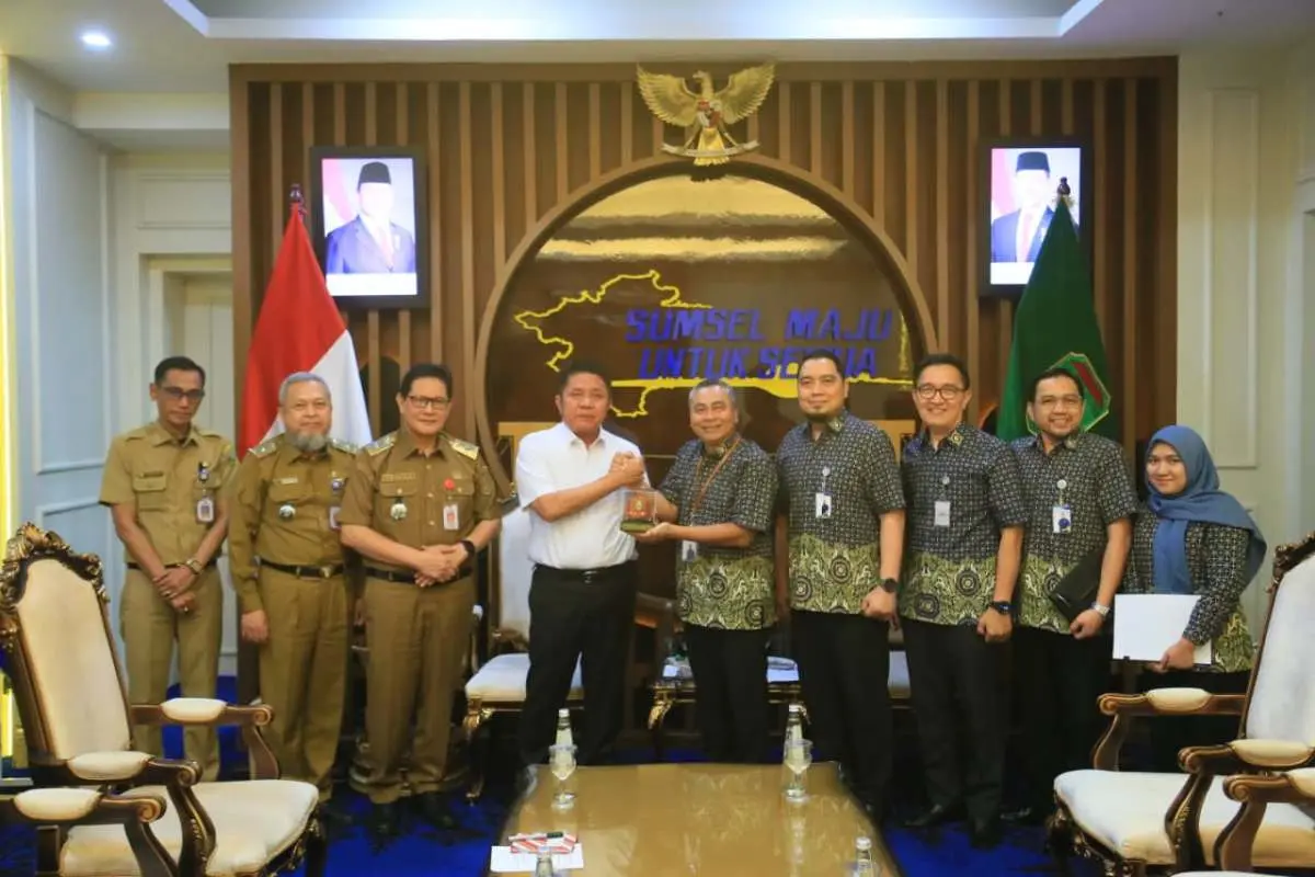 Gubernur Sumsel, Herman Deru menerima audiensi Deputi Direksi BPJS Kesehatan Kedeputian Wilayah III, Anurman Muda, beserta jajaran, di ruang tamu Gubernur Sumsel, hari Selasa, tanggal 31 Maret 2026. (BEKISARMEDIA.ID/HAIRUDIN)