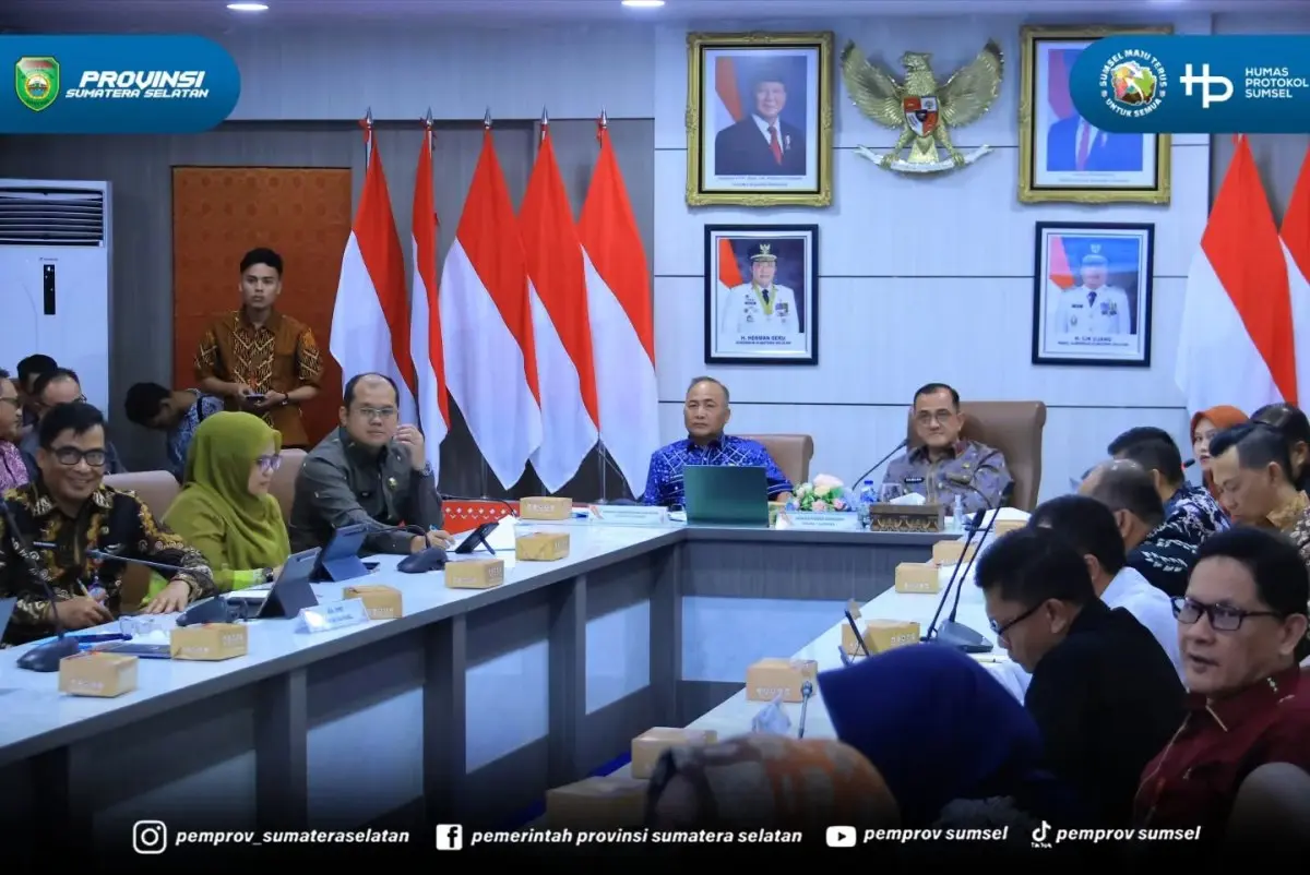 Sumsel Kejar Target! SMA Garuda Unggul Segera Hadir, Makan Bergizi Gratis Sasar Anak Putus Sekolah 3 Sekda Sumsel, Edward Candra, memimpin rapat koordinasi program strategis nasional di Palembang.